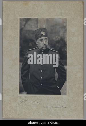 A carte de visite avec Portrait de Mozaffar al-DIN Shah , l'une des 274 photographies anciennes, Gelatin Silver impression de papier monté sur carte de visite, fin 19th-début 20th siècle, Qajar, période de Qajar, Photographie:3 13/16 x 2 7/16 po, 9,7 x 6,2 cm, azarbaijan, noir et blanc, carte de visite, visage,Regard, chapeau, Iran, iranien, islamique,roi, moustache, perse, perse, photo,Portrait, Qentra, shah, uniforme Banque D'Images