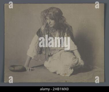 Studio tourné de l'européen en gitane Costume, l'une des 274 photographies anciennes, photographie d'argent d'albumine, fin 19th-début 20th siècle, Qentra, période de Qentra, 3 13/16 x 4 13/16 po, 9,7 x 12,3 cm, chapeau Banque D'Images