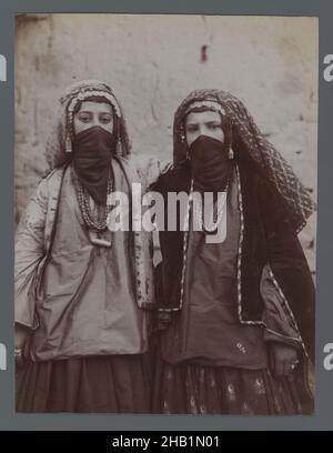 Deux filles en costume tribal entwined, l'une des 274 photographies anciennes, photographie d'argent d'albumine, fin 19th-début 20th siècle, Qajar, période de Qajar, 8 3/16 x 6 3/16 po, 20,77 x 15,7 cm, 19th siècle, costume, demi voile, hijab,Mode historique, Iran, bijoux, masques, Moyen-Orient,Niqaab, Perse, photographie, tribu, voile,femmes Banque D'Images