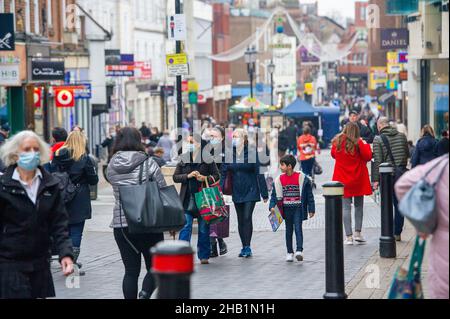 Windsor, Berkshire, Royaume-Uni.16th décembre 2021.Les acheteurs de Noël étaient à Windsor aujourd'hui.Certaines personnes portaient leur masque facial lorsqu'elles marchaient dans la ville.Un peu moins de 90k nouveaux cas positifs de Covid-19 ont été enregistrés au cours des 24 dernières heures, battant encore une fois tous les records au Royaume-Uni depuis le début de la pandémie de Covid-19.Certaines personnes sur les médias sociaux font maintenant référence au Royaume-Uni comme à l'île de Plague.Il a été annoncé aujourd'hui que sa Majesté la Reine annulera sa fête de Noël familiale à Windsor la semaine prochaine.Crédit : Maureen McLean/Alay Live News Banque D'Images