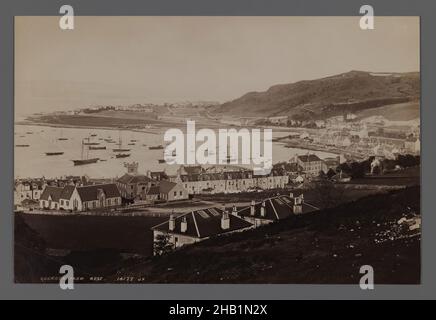 L'une des 274 photographies anciennes, Photographie, fin 19th-début 20th siècle, Qentra, période Qentra, 5 1/4 x 7 15/16 po., 13,3 x 20,2 cm, architecture, bateaux, paysage, montagne,photographie, photographie, village, front de mer Banque D'Images