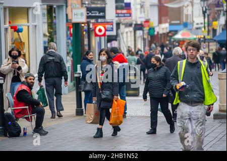 Windsor, Berkshire, Royaume-Uni.16th décembre 2021.Les acheteurs de Noël étaient à Windsor aujourd'hui.Certaines personnes portaient leur masque facial lorsqu'elles marchaient dans la ville.Un peu moins de 90k nouveaux cas positifs de Covid-19 ont été enregistrés au cours des 24 dernières heures, battant encore une fois tous les records au Royaume-Uni depuis le début de la pandémie de Covid-19.Certaines personnes sur les médias sociaux font maintenant référence au Royaume-Uni comme à l'île de Plague.Il a été annoncé aujourd'hui que sa Majesté la Reine annulera sa fête de Noël familiale à Windsor la semaine prochaine.Crédit : Maureen McLean/Alay Live News Banque D'Images