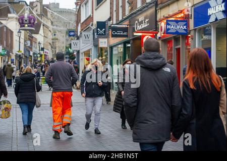 Windsor, Berkshire, Royaume-Uni.16th décembre 2021.Les acheteurs de Noël étaient à Windsor aujourd'hui.Certaines personnes portaient leur masque facial lorsqu'elles marchaient dans la ville.Un peu moins de 90k nouveaux cas positifs de Covid-19 ont été enregistrés au cours des 24 dernières heures, battant encore une fois tous les records au Royaume-Uni depuis le début de la pandémie de Covid-19.Certaines personnes sur les médias sociaux font maintenant référence au Royaume-Uni comme à l'île de Plague.Il a été annoncé aujourd'hui que sa Majesté la Reine annulera sa fête de Noël familiale à Windsor la semaine prochaine.Crédit : Maureen McLean/Alay Live News Banque D'Images