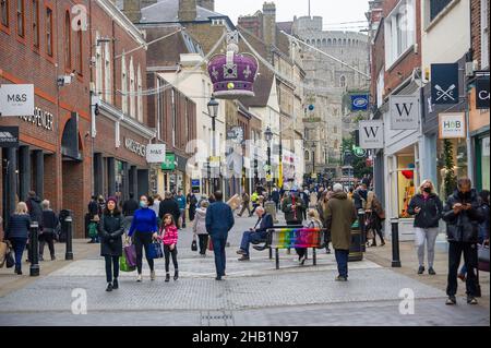 Windsor, Berkshire, Royaume-Uni.16th décembre 2021.Les acheteurs de Noël étaient à Windsor aujourd'hui.Certaines personnes portaient leur masque facial lorsqu'elles marchaient dans la ville.Un peu moins de 90k nouveaux cas positifs de Covid-19 ont été enregistrés au cours des 24 dernières heures, battant encore une fois tous les records au Royaume-Uni depuis le début de la pandémie de Covid-19.Certaines personnes sur les médias sociaux font maintenant référence au Royaume-Uni comme à l'île de Plague.Il a été annoncé aujourd'hui que sa Majesté la Reine annulera sa fête de Noël familiale à Windsor la semaine prochaine.Crédit : Maureen McLean/Alay Live News Banque D'Images