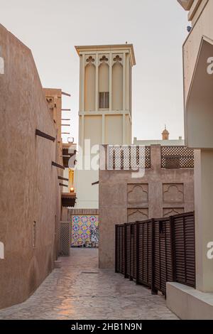 Rue étroite dans le quartier historique d'Al Fahidi à Dubaï, Émirats arabes Unis Banque D'Images