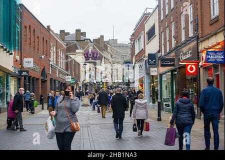 Windsor, Berkshire, Royaume-Uni.16th décembre 2021.Les acheteurs de Noël étaient à Windsor aujourd'hui.Certaines personnes portaient leur masque facial lorsqu'elles marchaient dans la ville.Un peu moins de 90k nouveaux cas positifs de Covid-19 ont été enregistrés au cours des 24 dernières heures, battant encore une fois tous les records au Royaume-Uni depuis le début de la pandémie de Covid-19.Certaines personnes sur les médias sociaux font maintenant référence au Royaume-Uni comme à l'île de Plague.Il a été annoncé aujourd'hui que sa Majesté la Reine annulera sa fête de Noël familiale à Windsor la semaine prochaine.Crédit : Maureen McLean/Alay Live News Banque D'Images