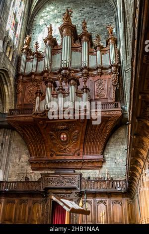 Orgue à la Cathédrale Saint-Just et Saint-Pasteur à Narbonne, France.L'orgue de la cathédrale de Narbonne a été construit en 1742 par Christophe Moucherel, un constructeur d'orgue de Toul.La cathédrale avec transept et chœur de 40m haut et tapisseries a été construite de 1272 à 1340, mais n'a jamais été achevée Banque D'Images