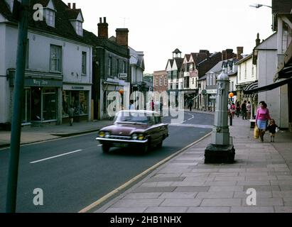 Pompe à eau vintage sur High Street, Great Dunmow, Essex 1970 avec Ford Consul Classic car Banque D'Images