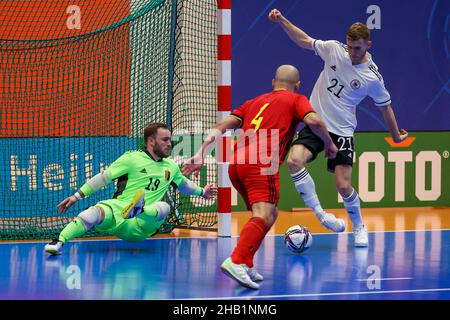 ZEIST, PAYS-BAS - DÉCEMBRE 16 : gardien de but sèche Vrancken de Belgique, Omar Rahou de Belgique, Fabian Schulz d'Allemagne pendant le match international du tournoi Futsal masculin entre la Belgique et l'Allemagne au campus de KNVB le 16 décembre 2021 à Zeist, pays-Bas (photo de Marcel ter Bals/Orange Pictures) Banque D'Images