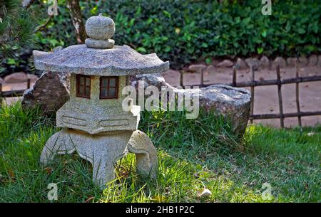 Lanterne en pierre sur jardin japonais, Rio de Janeiro, Brésil Banque D'Images