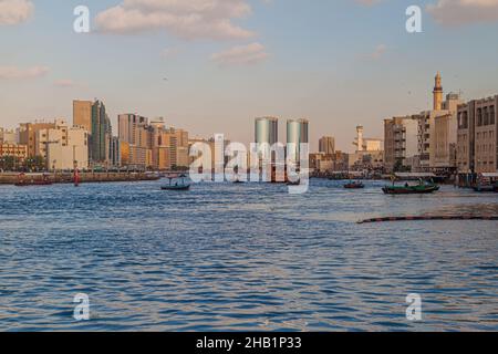 Vue de la circulation des bateaux sur Dubai Creek, Émirats Arabes Unis Banque D'Images