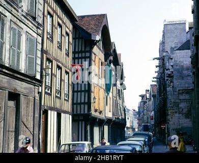 Bâtiments à colombages dans le centre historique de la vieille ville, Troyes, France 1976 Banque D'Images