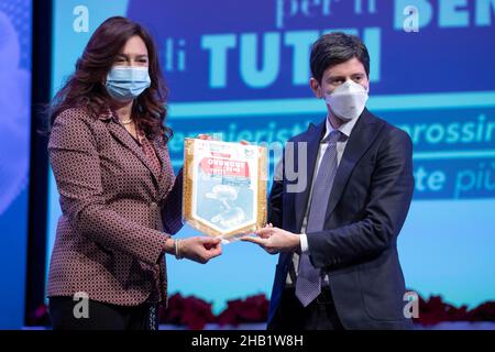 Italie, Rome, 16 décembre 2021 : le ministre de la Santé Roberto Speranza participe au congrès national 2nd de la FNOPI, Fédération nationale des ordres des professions infirmières.Sur la photo avec Barbara Mangiacavalli, Présidente de FNAPI photo Remo Casilli/Sintesi/Alay Live News Banque D'Images