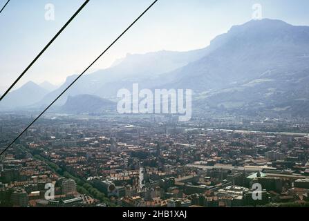 Vue aérienne oblique sur le centre ville depuis le téléphérique, Grenoble, France 1974 Banque D'Images