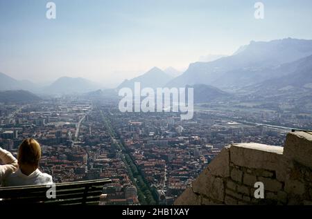 Vue aérienne oblique sur le centre ville depuis le château Bastille, Grenoble, France 1974 Banque D'Images