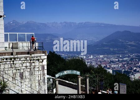 Parcs de la Bastille et Guy-Pape, Grenoble, France 1974 vue sur le centre ville depuis le château Bastille Banque D'Images