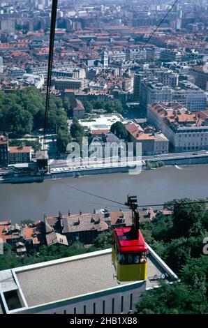 Téléphérique avec vue sur le centre-ville de Grenoble, France 1974 Banque D'Images