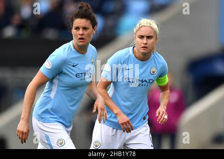 Jennifer Beattie de Manchester City (à gauche) et Steph Houghton, capitaine de Manchester City (à droite) Banque D'Images