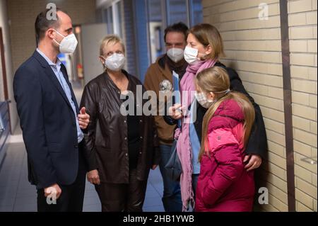 Ingelheim, Allemagne.16th décembre 2021.Clemens Hoch (SPD, l), ministre de la Science et de la Santé de Rhénanie-Palatinat, s'entretient avec une mère et sa fille au centre de vaccination d'Ingelheim.En arrière-plan se trouvent Dorothea Schäfer (CDU), administrateur de district dans le district de Mayence-Bingen, et Mathias Hirsch, directeur du centre de vaccination.Le centre de vaccination est le premier en Rhénanie-Palatinat où les enfants peuvent être vaccinés.À partir de la semaine prochaine, les autres centres de vaccination de l'État suivront.Credit: Sebastian Gollnow/dpa/Alay Live News Banque D'Images