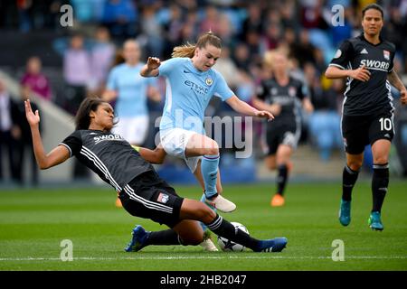 Melissa Lawley de Manchester City est attaquée par Wendie Renard de Lyon Banque D'Images