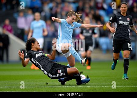 Melissa Lawley de Manchester City est attaquée par Wendie Renard de Lyon Banque D'Images