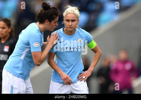 Jennifer Beattie de Manchester City (à gauche) et Steph Houghton, capitaine de Manchester City (à droite) Banque D'Images