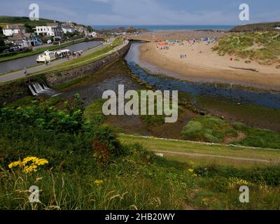 Vue sur la plage de Summerleaze, le canal de Bude et la rivière Neet, Bude, Cornwall, Royaume-Uni Banque D'Images