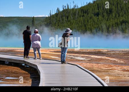 Touristes sur Grand Prismatic Spring dans le parc national de Yellowstone, Wyoming, Etats-Unis Banque D'Images