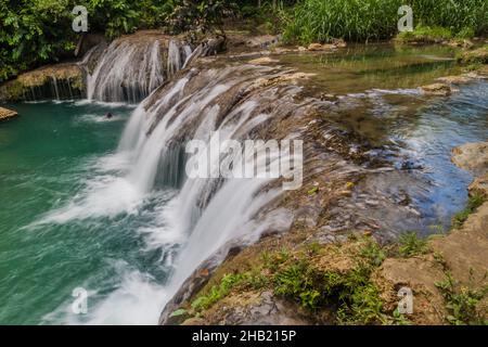 Chutes Cambugahay sur l'île de Siquijor, Philippines. Banque D'Images