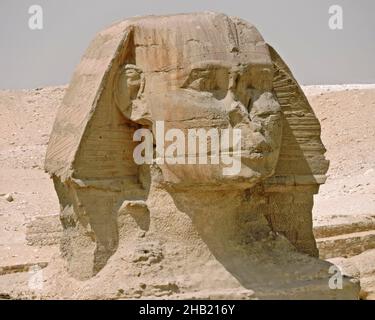 Gros plan sur la face du Grand Sphinx de Gizeh.Cette face semble représenter le phafre pharaon.Désert en arrière-plan. Banque D'Images