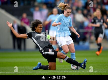 Melissa Lawley de Manchester City est attaquée par Wendie Renard de Lyon Banque D'Images