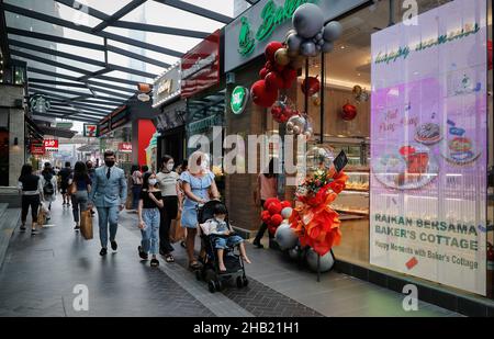 Kuala Lumpur, Malaisie.15th décembre 2021.Les piétons portant des masques de protection contre la propagation de Covid-19 ont vu marcher le long du quartier du centre commercial de Kuala Lumpur.Crédit : SOPA Images Limited/Alamy Live News Banque D'Images