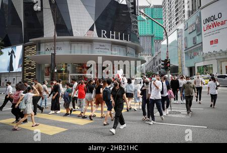 Kuala Lumpur, Malaisie.15th décembre 2021.Les piétons portant des masques de protection contre la propagation de Covid-19 ont vu traverser la route près du quartier du centre commercial de Kuala Lumpur.Crédit : SOPA Images Limited/Alamy Live News Banque D'Images