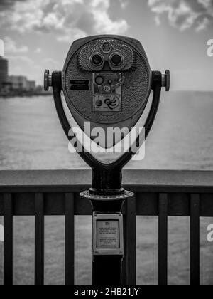 Prise de vue verticale en niveaux de gris d'une tour d'observation fixe sur un quai Banque D'Images