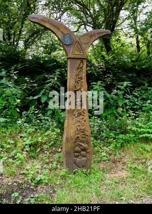 Millépost du millénaire, indiquant le sommet de la piste à 136m le long de la partie de Tarka Trail du réseau national de cycle 27, Devon, Royaume-Uni Banque D'Images