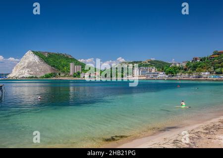 Vue imprenable de Kavarna, Bulgarie. Kavarna est une ville côtière de la mer Noire et station balnéaire dans la région de Dobruja, dans le nord-est de la Bulgarie. Banque D'Images