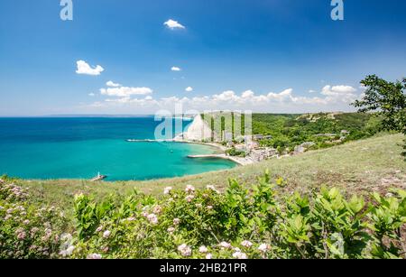 Vue imprenable de Kavarna, Bulgarie. Kavarna est une ville côtière de la mer Noire et station balnéaire dans la région de Dobruja, dans le nord-est de la Bulgarie. Banque D'Images