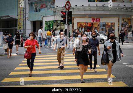 Kuala Lumpur, Malaisie.15th décembre 2021.Les piétons portant des masques de protection contre la propagation de Covid-19 ont vu traverser la route près du quartier du centre commercial de Kuala Lumpur.(Photo de Wong Fok Loy/SOPA Images/Sipa USA) Credit: SIPA USA/Alay Live News Banque D'Images