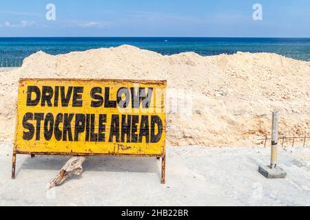 Panneau Drive Slow stocker en avant sur l'île de Siquijor, Philippines. Banque D'Images