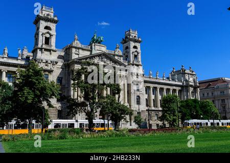 Vue de face de l'ancien bâtiment historique du Musée d'Ethnographie (Néprajzi Múzeum) situé sur la place Kossuth à Budapest, en Hongrie, dans une journée ensoleillée d'été Banque D'Images