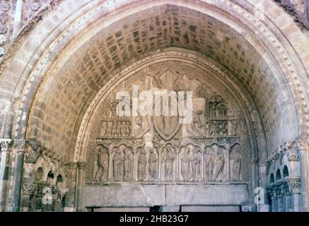 Cathédrale St Etienne - à l'origine tympan du XIIe siècle au-dessus de la porte nord, Cathédrale St Etienne, Cahors, département du Lot, sud-ouest de la France 1976 Banque D'Images