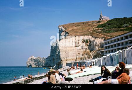 La falaise d'Amont, pointe de craie avec église de la Chapelle notre-Dame-de-la-Garde, plage d'Etretat, Normandie, France 1976 Banque D'Images