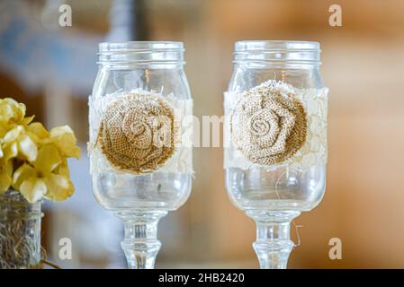 Ses et ses mason pot verres à vin pour toasts à la réception de mariage floride Banque D'Images