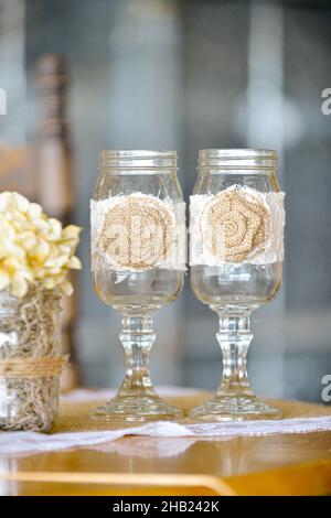 Ses et ses mason pot verres à vin pour toasts à la réception de mariage floride Banque D'Images