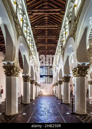 Arches blanches à l'ancienne Sinagoga de Santa Maria la Blanca, Synagogue dans le centre historique de Tolède, Espagne.Érigé en 1180 et considéré comme l'ancien Banque D'Images