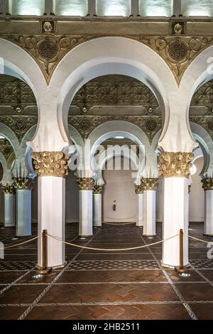 Arches blanches à l'ancienne Sinagoga de Santa Maria la Blanca, Synagogue dans le centre historique de Tolède, Espagne.Érigé en 1180 et considéré comme l'ancien Banque D'Images