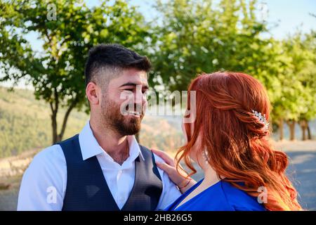 Femme et homme regardent l'un vers l'autre Banque D'Images