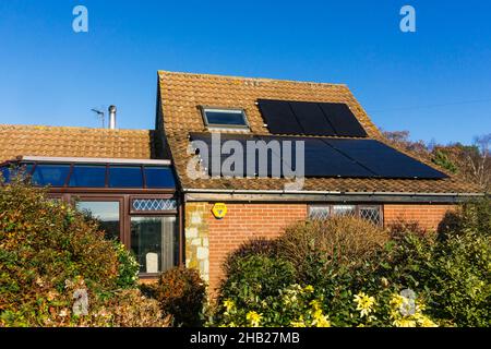 Panneaux solaires pv cellules sur le toit pantiled d'un cottage Norfolk.NB: Les locaux dans la photographie sont la propriété libérée. Banque D'Images