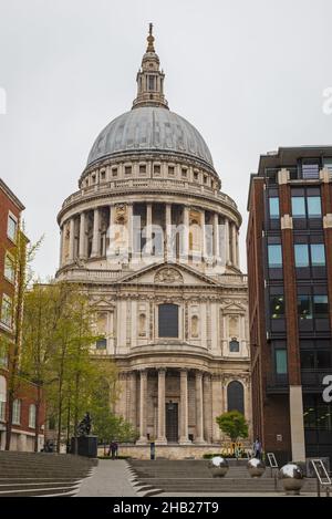 Le côté sud de la cathédrale St Pauls à Londres, Angleterre, Royaume-Uni, comme vu de Peter's Hill. Pris en avril 2021 à la fin des restrictions Covid. Banque D'Images