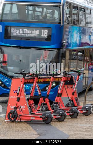 scooters électriques et transports en commun bus dans le centre-ville de southampton royaume-uni, scooters électriques sur un stand de location de centre-ville, location de scooters électriques. Banque D'Images